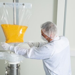 Sistema de transferencia de materiales con contención